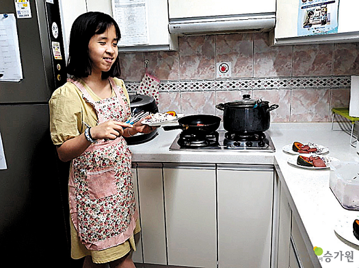 장애가족 행복지킴이 승가원 ci 삽입 /앞치마를 두르고 요리를 하고 있는 박세련 장애아동