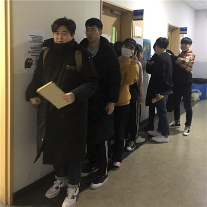 동국대학교 사회복지학과 학생들이 단체복을 받기 위해 대기하는 모습