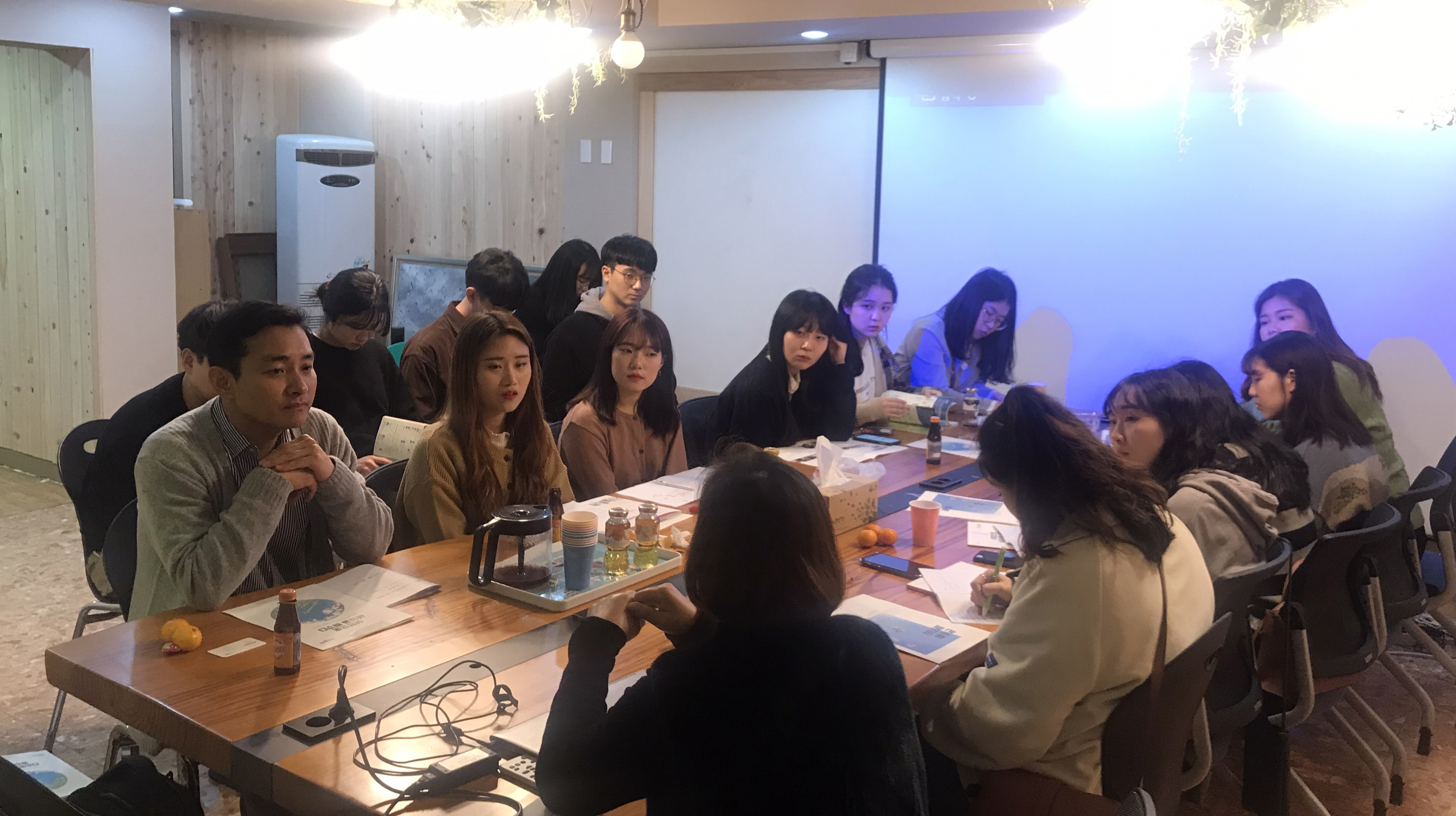 기관에 방문하여 논의를 하고 있는 숭실대학교 사회복지학부 학생들 모습