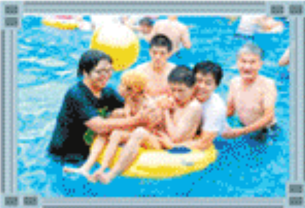 승가원 여름통합캠프에서 물놀이 하고 있는 장애가족들 모습