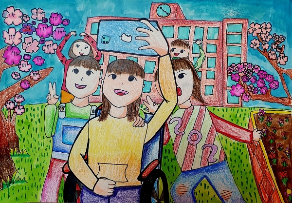 이 그림은 학교 앞에 5명의 친구들이 모여서 사진을 찍고 있는 그림이다. 친구들의 뒤로 학교가 그려져있고 친구들은 잔디밭 위에 모여있다. 왼쪽과 오른쪽에 있는 벚꽃나무에는 꽃이 만개해있고 오른쪽 꽃나무 밑에는 화단에 분홍색과 빨간색의 꽃이 펴있다. 그림의 가장 가운데에는 휠체어를 탄 노란색 티를 입은 여자아이가 사과가 그려진 하늘색 휴대폰을 손에 들고 팔을 위로 올리고 있다. 오른쪽에는 202가 적힌 옷을 입은 머리를 묶은 여자아이가 손으로 브이를 만들고 있다. 그 뒷편에는 연두색과 초록색의 티를 입은 남자 아이가 웃으며 손을 들고 있다. 그 왼쪽으로는 빨간색 배경에 검은 점이 찍힌 옷을 입고 있는 여자 아이가 팔로 하트를 그리며 휴대폰을 바라보고 웃고 있다. 그 앞으로 연두색 티에 멜빵 옷을 입고 있는 남자 아이가 왼쪽 손으로 브이를 만들며 웃고 있다. 언제나 즐거운 우리는 친구