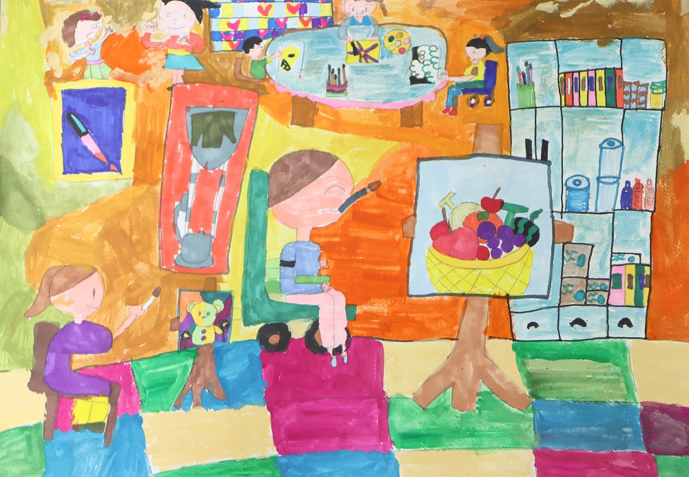 이 그림은 7명의 아이들이 교실에 모여 그림을 그리며 즐거운 미술시간을 보내고 있는 그림이다. 교실의 바닥은 초록색, 자주색, 노란색으로 알록달록하다. 그림의 왼쪽 하단에 있는 보라색 상의와 노란색 하의를 입은 머리를 묶은 여자 아이는 붓을 손에 쥐고 곰돌이 그림을 그리고 있다. 오른쪽에 있는 남자는 바퀴가 달린 의자에 앉아서 입에 붓을 물고 그림을 그리고 있다. 사과, 포도, 오렌지, 수박, 메론 등이 담긴 과일바구니를 그렸다. 왼쪽 상단에 있는 여자 아이 둘은 각각 하늘색 상의와 연두색 치마, 빨간색 상의와 하늘색 치마를 입고 양손을 내밀며 장난을 치고 있다. 아이들의 앞으로는 아이들이 그린 그림들이 놓여 있다. 아이들 오른쪽에 있는 테이블에서 세 명의 아이들이 앉아서 그림을 그리고 있다. 제일 왼쪽 아이는 초록색 상의를 입고 있고 가운데 아이는 머리를 땋고 하늘색 상의를 입고 있다. 가장 오른쪽에 앉은 여자 아이는 노란색 상의와 하늘색 바지를 입고 머리를 묶고 있으며 휠체어에 앉아서 그림을 그리고 있다. 그림의 가장 오른쪽에는 붓과 휴지, 책 등이 놓여진 서랍장이 있다. 테이블 뒤에는 알록달록한 색과 하트로 꾸며진 미술작품이 있다. 즐거운 미술시간
